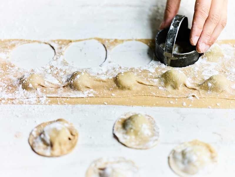 Teig füllen und Schlutzkrapfen ausstechen