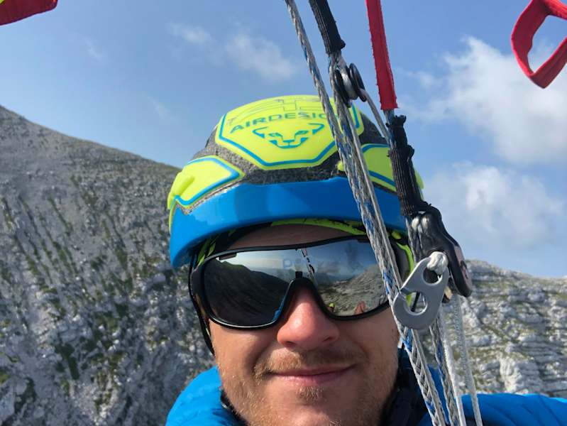 Gleitschirmpilot am Weg ins Tal vom Toten Mann