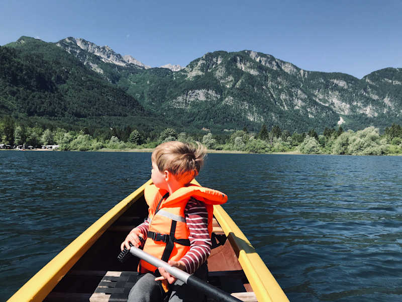 Blick vom Kajak aus auf den Krn: neben dem Triglav einer der bekanntesten Gipfel Sloweniens. Auf der anderen Seite der Berggruppe liegt das berühmte Soca Tal.