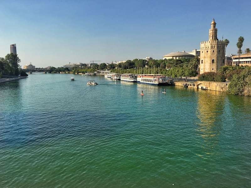 Der Guadalquivir samt Torre d'Oro in Sevilla. Im „Goldenen Turm“ stapelten die Spanier einst das Gold aus den Rauzügen durch Südamerika
