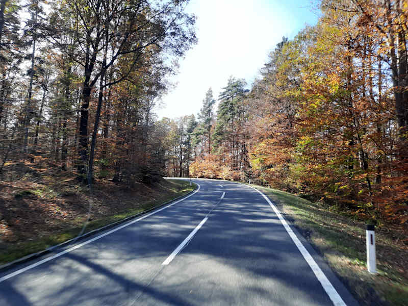 Auf den oberen Serpentinen zur Passhöhe des Geschriebenstein lichtet sich der Nebel endlich