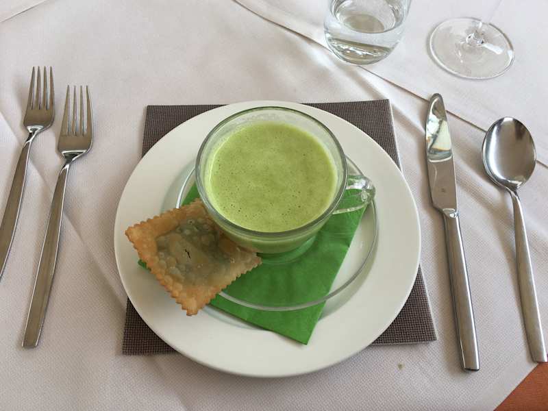 Spargelcappuccino mit Bärlauchschaum und kleinem Tirtl