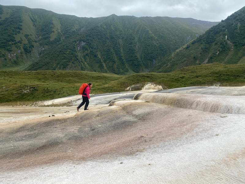 Schwefelige Vulkanlandschaft im Truso-Tal