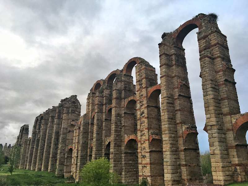Das römische Aquädukt von Mérida ist 700 m lang und knapp 30 m hoch