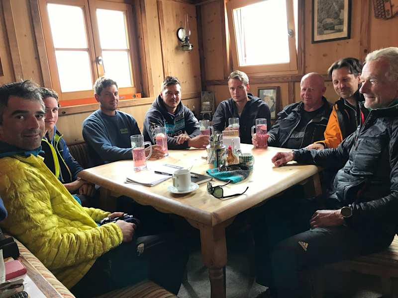 Kurze Pause in der alten Seethalerhütte – die Mannschaft der Baufirma mit Baufirmenleiter Gerhard Steger (2. von rechts), Architekt Stephan Hoinkes (1. von links) und Richard Goldebrand, Alpenverein Austria (1. von rechts).
