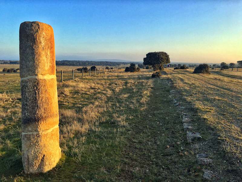 Meilenstein und Originaltrasse der Römerstraße bei Fuenterroble de Salvatierra