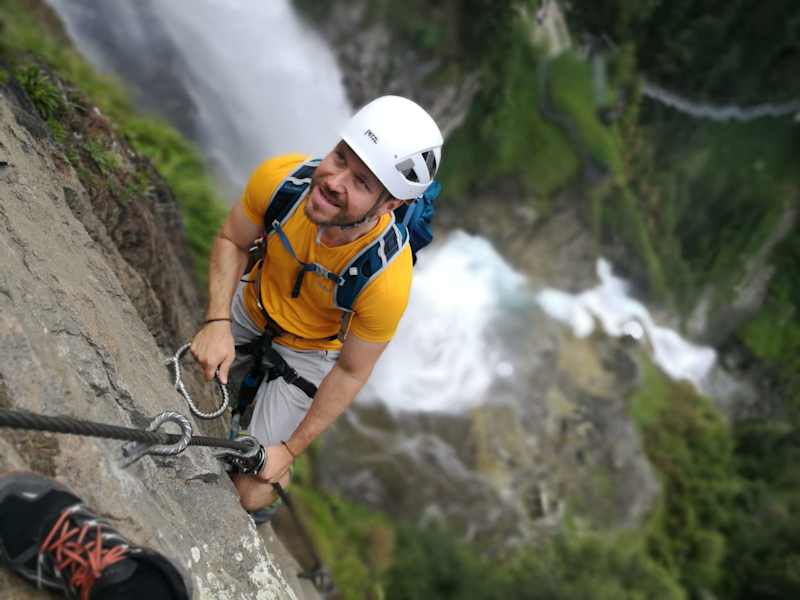 Luftige Kletterei neben dem Stuibenfall