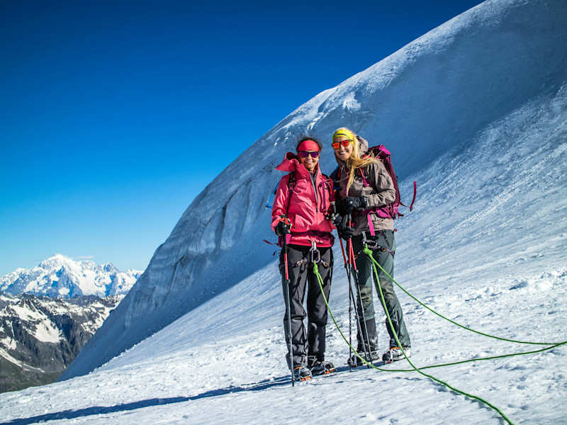 Maggy und Anja am höchsten Punkt Slowenien’s, dem „Aljažev stolp“ des Triglav