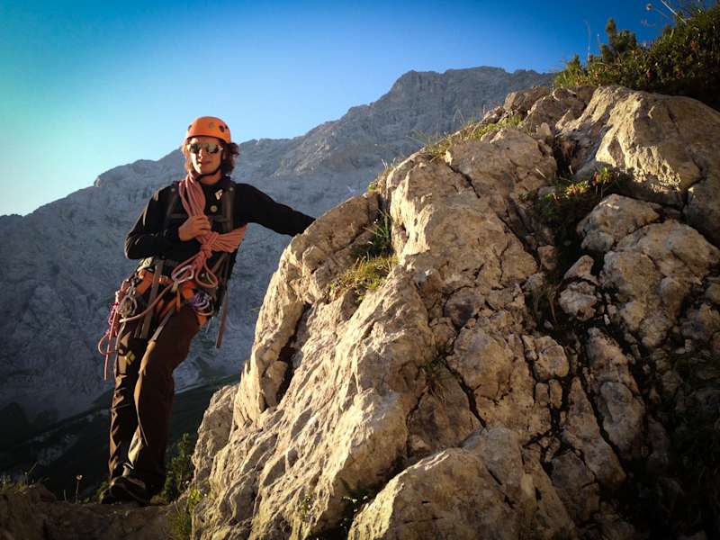 Bergführer David wartet am Wegrand  