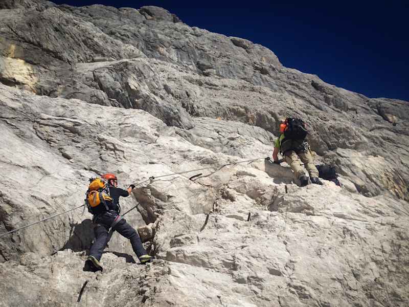 Stahlstifte als Kletterhilfe auf dem Weg zum Gipfel