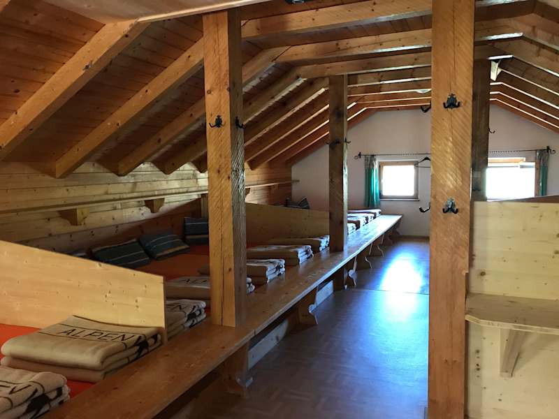 Das Lager im obersten Stock sieht gemütlich aus