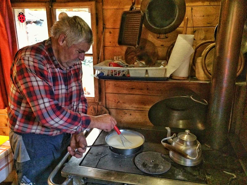 Erich Gatt beim Muskochen auf der Zeischalm