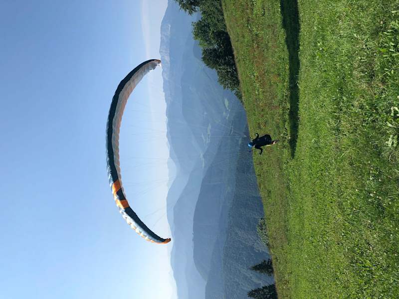 Paragleiter beim Start am Gipfel des Schobersteins