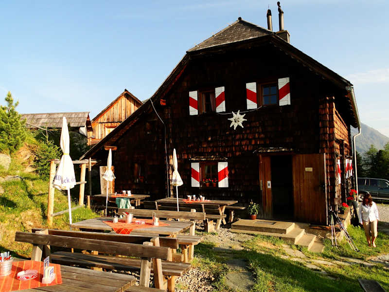 Die idyllische Grazer Hütte im Bergsteigerdorf Steirische Krakau