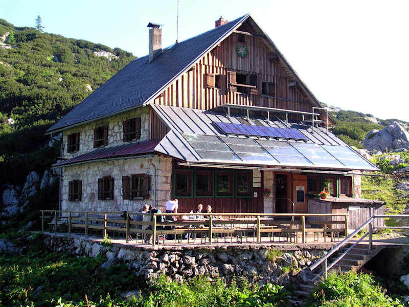 Die Pühringerhütte am Elmsee ist ein schöner Stützpunkt im Toten Gebirge