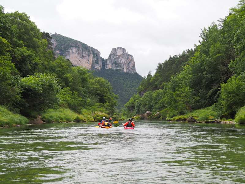 Einsam paddelt man am Tarn durch unberührte Flusslandschaft