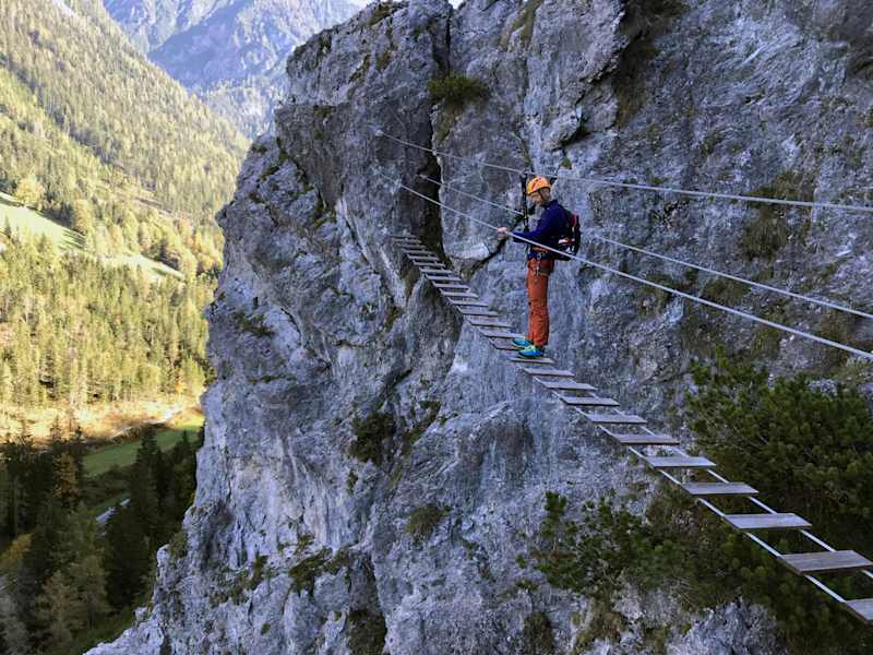 Eine wackelige Hängebrücke am Sattelberg schult das Gleichgewicht