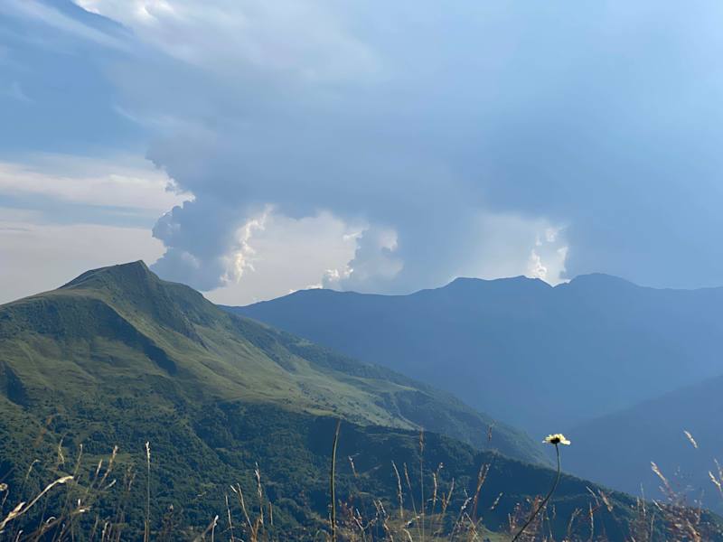 Wilde Gewitterwolken jagen uns vom Grat ins Tal