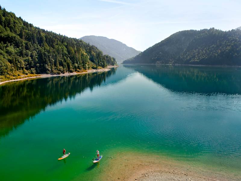 Mit dem SUP über den Sylversteinstausee in Bayern
