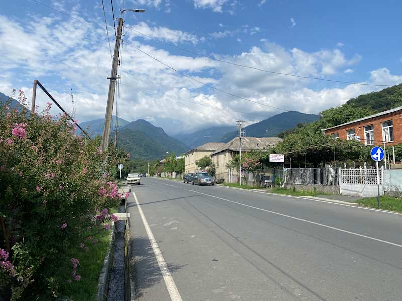 Das Dorf Lagodekhi im Kaukasus