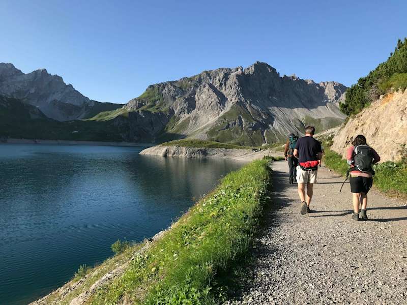 Breiter Uferweg am Lünersee