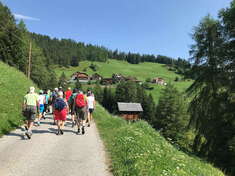 Auf dem Weg nach Lagoscel, einer der Weiler auf der Roda dles Viles.