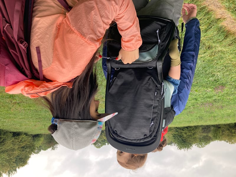 Thule Sapling Kraxe mit Wanderern