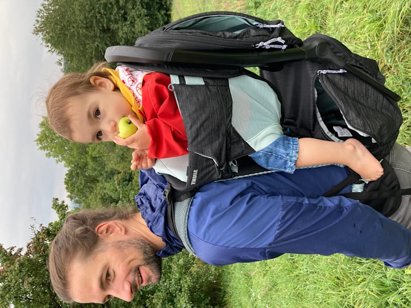 Thule Sapling Kraxe mit Wanderern