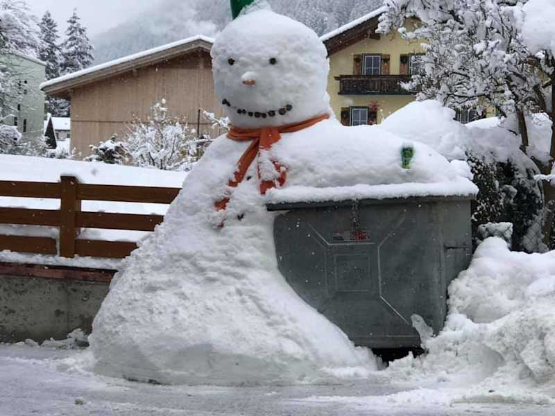 In Fulpmes, Tirol, ist man Wintereinbrüche gewohnt, da darf man die Sache auch mit ein wenig Humor nehmen