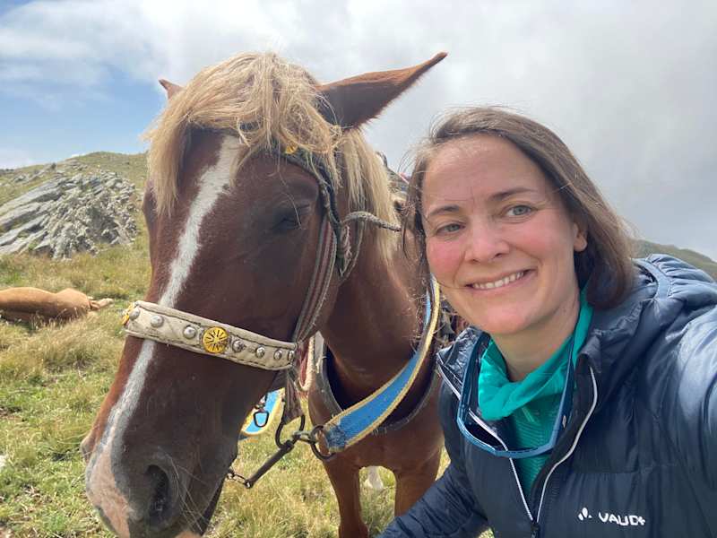 Anna Zirner mit ihrem Pferd im Kaukasus