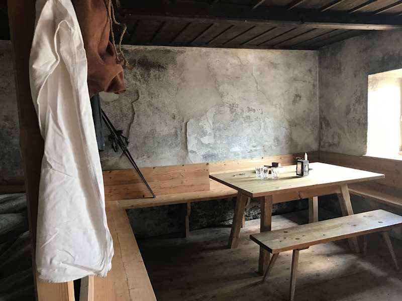 Der Tisch war von einer umlaufenden Holzbank umgeben.