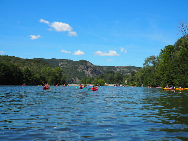 Alleine ist man auf der Ardèche nicht - hier am Einstieg in Vallon-Pont-d'Arc