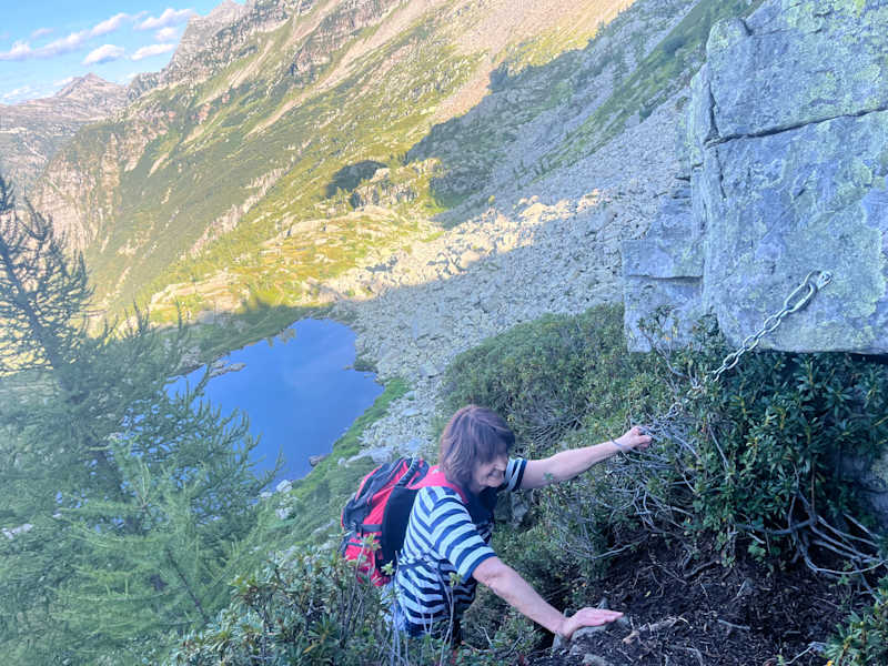 Um den Sattel von Arnau zu erreichen, gibt es zwei Ketten. Sie mahnen zur Vorsicht und vermitteln ein Gefühl von Sicherheit.