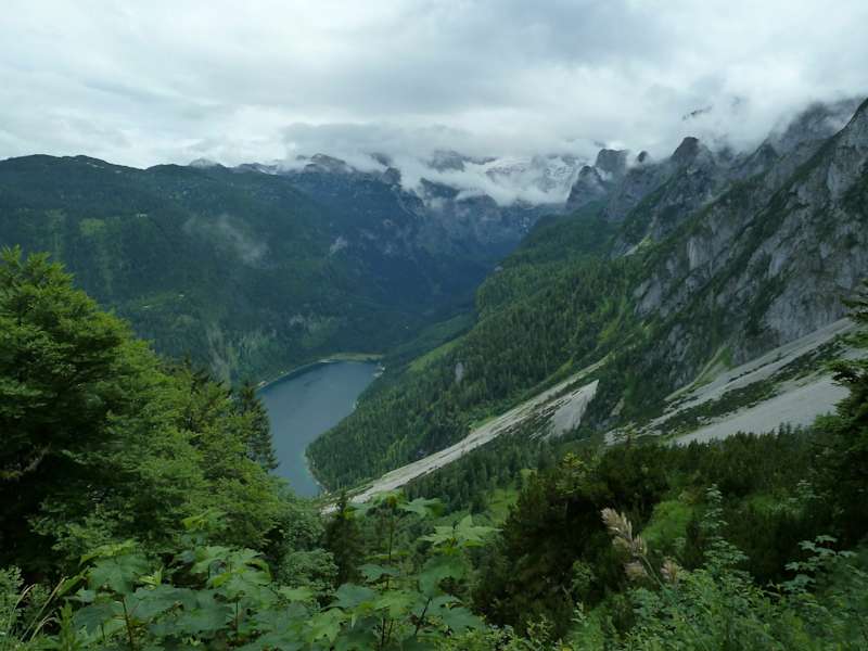 Blick vom Anstieg auf die Gablonzer Hütte zum Vorderen Gosausee