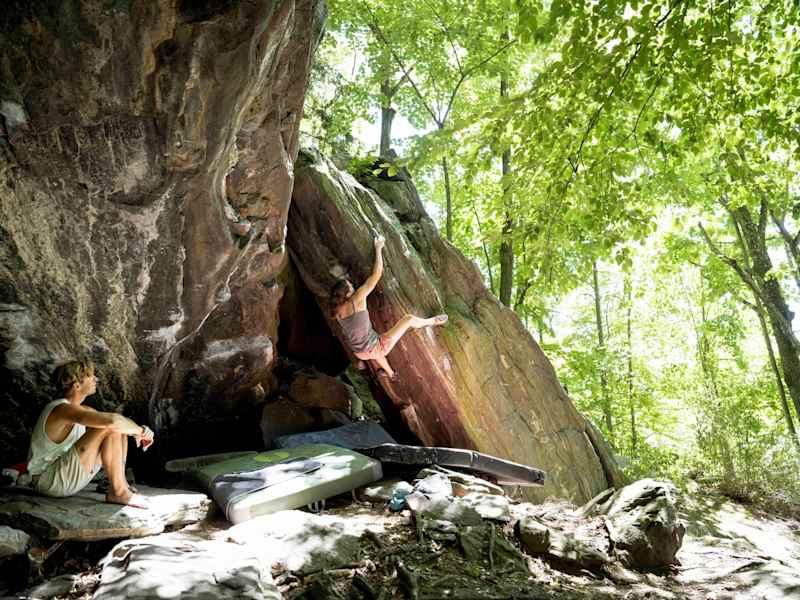 Angenehm schattig, aber doch auch mit schönen Ausblicken - die Boulderblöcke im Kremstal.