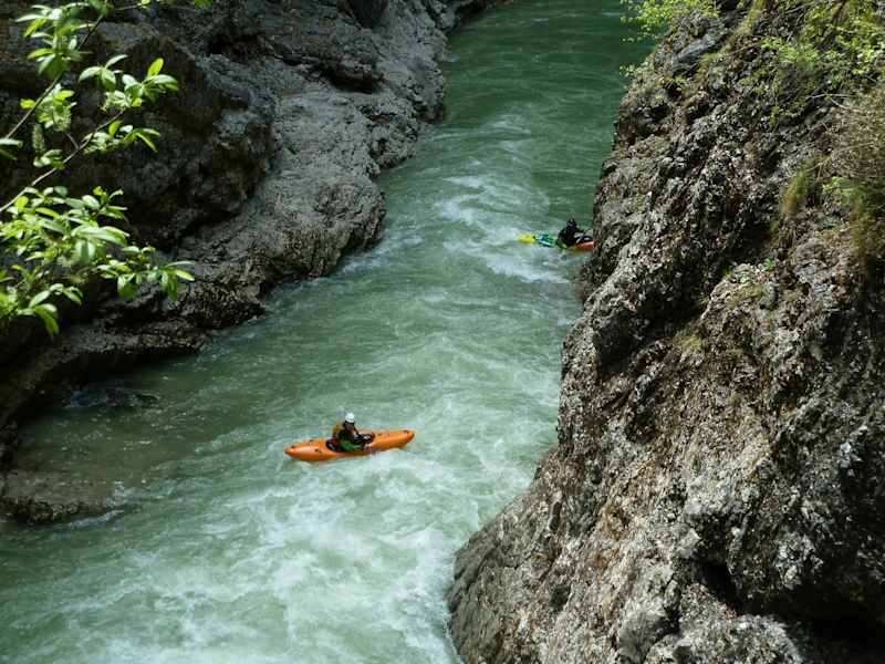 Kajakfahrer in der Tiefenbachklamm.