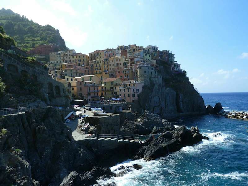 Bunte Städte direkt an der Steilküste