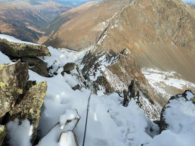 Schnee deckt auch Seilversicherungen zu. Handschuhe sollten unbedingt Teil der Ausrüstung sein.