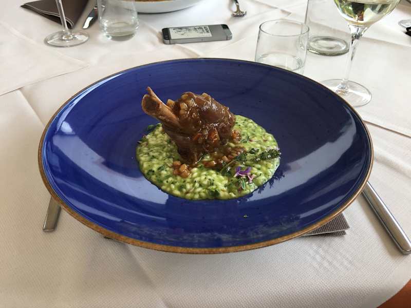 Geschmorte Lammstelze vom Villnösser Brillenschaf auf Kräuterrisotto Vialone Nano