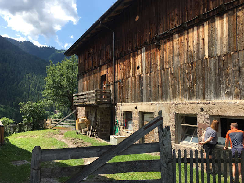 Mesi und Bernhard inspizieren die Ställe des Glosegg Hof