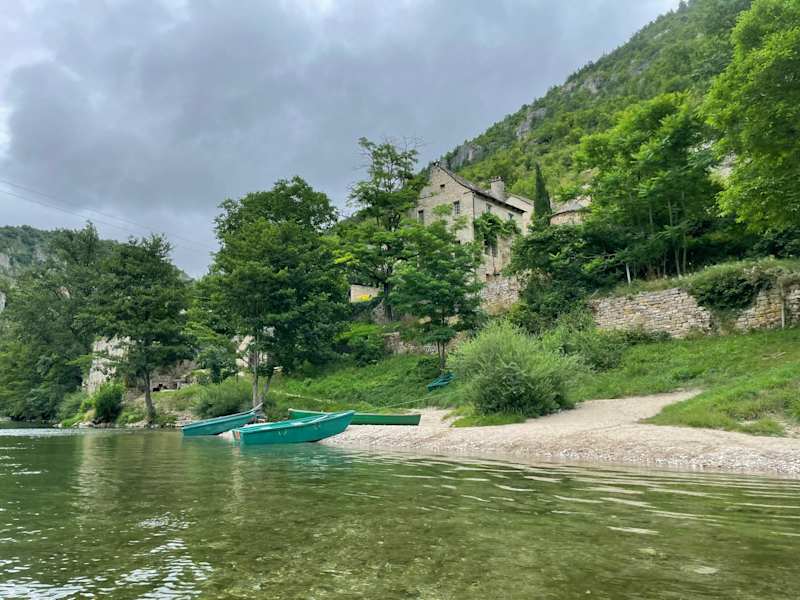 Befährt man die Strecke kann man am Ufer von Hauterives anlegen