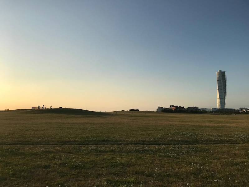 Sonnenuntergang am Strand von Malmö, im Hintergrund der Turning Torso-Turm