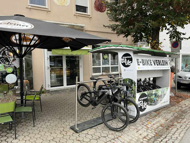 „Der Eismacher“ (Café-Konditorei Heiling) befindet sich direkt am Hauptplatz von Lockenhaus