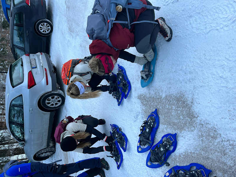 Eine der größten Herausforderungen: Den Schneeschuh anziehen!