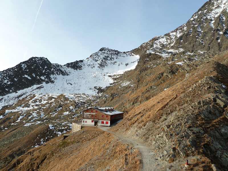 Die Innsbrucker Hütte spät im Herbst.