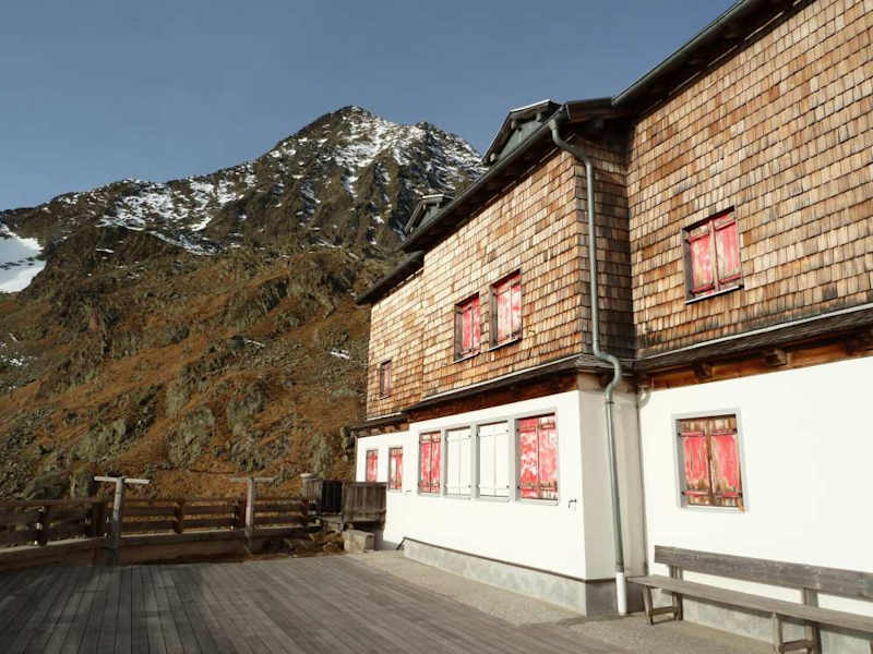 Im Frühling sind viele Hütten noch geschlossen und bieten daher keine Verpflegung, maximal einen Winterraum für die Übernachtung.