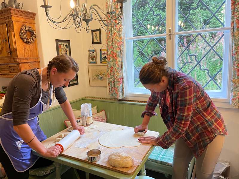 Gemeinsam mit Anna-Lena wird Teig und Fülle gefertigt