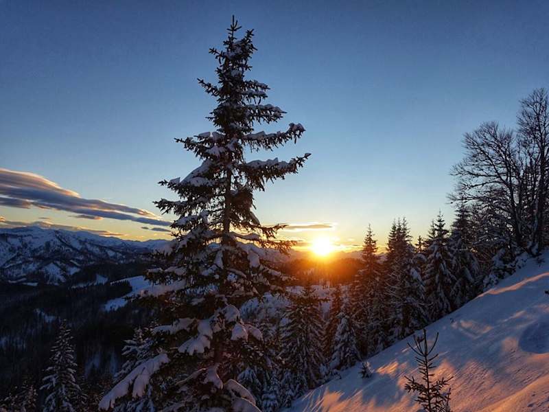 Nur einen Katzensprung Richtung Westen entfernt: Wenn auf der Gemeindealpe langsam die Sonne hinter den verschneiten Bergen verschwindet...
