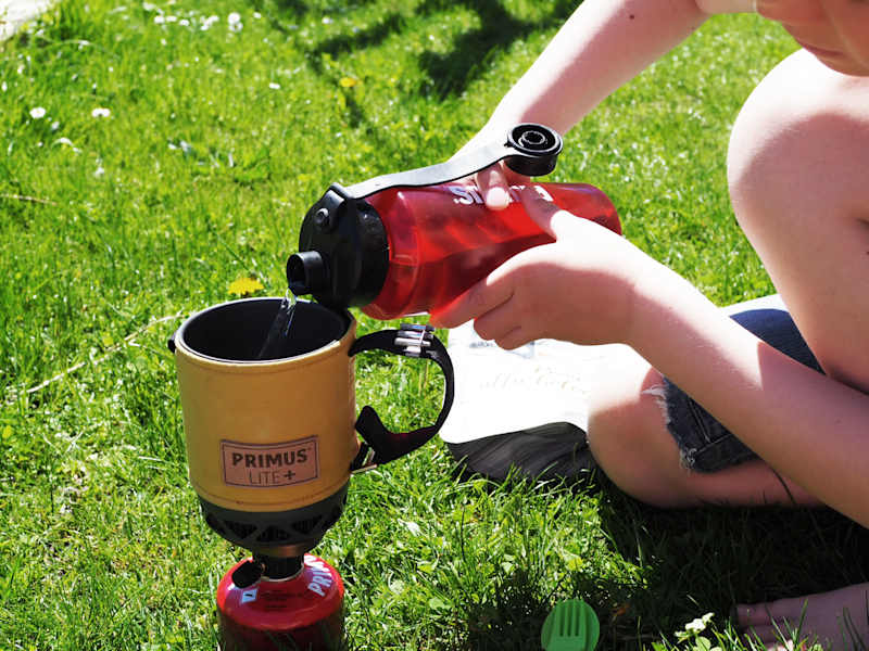 Kochersystem mit Kocher und Behälter.