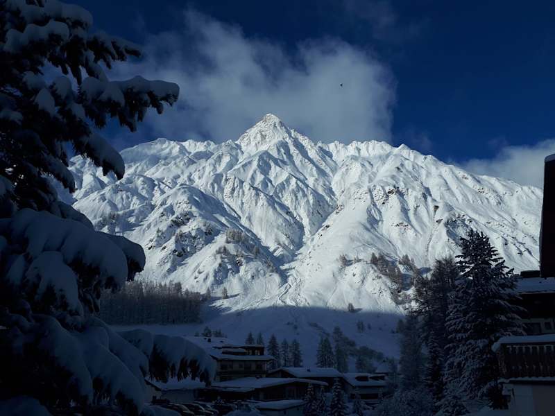 Der Blick von Samnaun in der Region Val Müstair auf die angrenzende Gebirgsgruppe